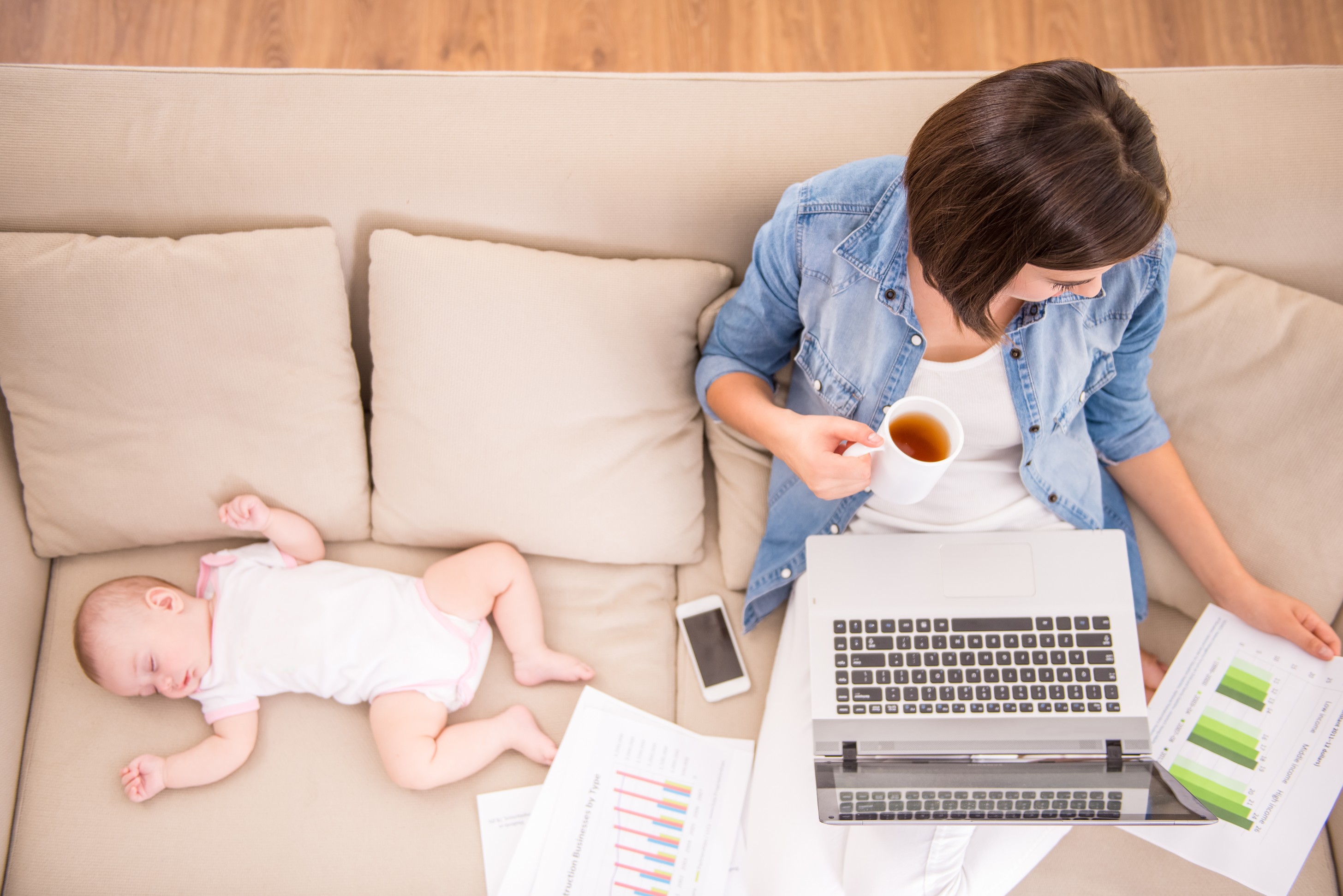 子育てしながら働く女性のイメージ図